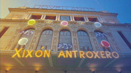 El Teatro Jovellanos de Gijón, engalanado para el Carnaval (Antroxu)