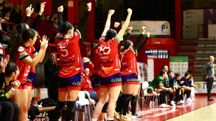 Las jugadoras del BM Porriño celebran un gol en su cancha