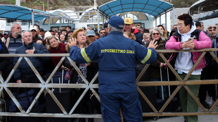 Residente y turistas esperan en el puerto de Athinios para abandonar Santorini tras los terremotos