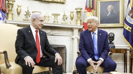 El primer ministro israelí, Benjamin Netanyahu (izq.), y el presidente estadounidense, Donald J. Trump (der.), hablan con periodistas en la Oficina Oval de la Casa Blanca en Washington, D.C.