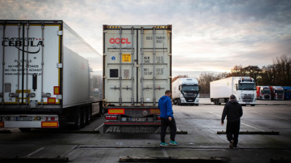 Dos conductores de camiones pesados ​​españoles entregando verduras de España en la parada de camiones de Channel Ports. Estacionamiento para camiones comerciales