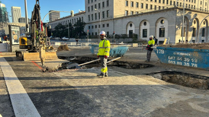 Operarios trabajando en el socavón