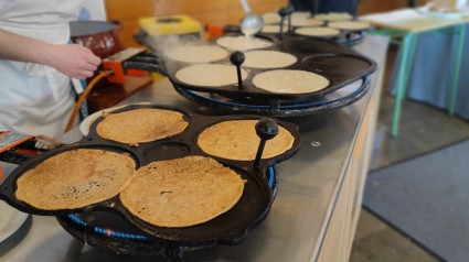 Alumnado do ciclo de Panadería e Repostería aprendeu a facer filloas con Isabel Tejo