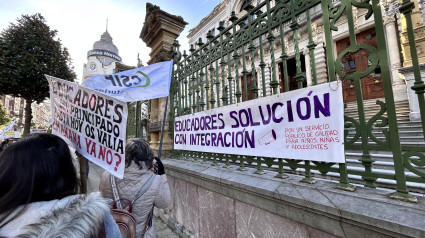 Los trabajadores sociales protestan frente a la Junta General