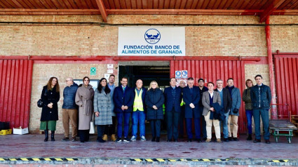 Presentación del nuevo espacio del Banco de Alimentos con la alcaldesa de Granada, Marifrán Carazo, en el centro en la imagen