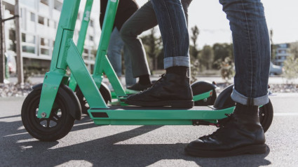 En Zaragoza, es obligatorio el uso del casco y el seguro para circular con patinete