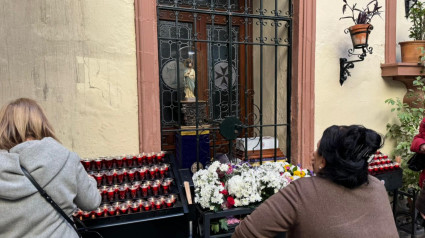 San Judas Tadeo vuelve al atrio de San Antonio Abad. Tres meses después del incendio que afectó a la imagen ha sido repuesta al culto. Las velas petitorias han sido sustituidas por unas de mayor seguridad.