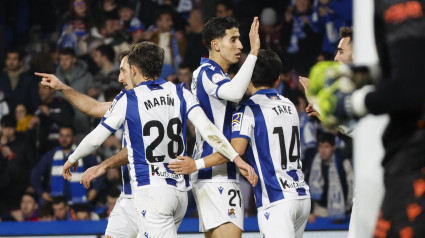 Los jugadores de la Real Sociedad celebran el 2-0 contra Osasuna.