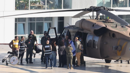 Un helicóptero entrega al rehén de Hamás, Keith Siegel