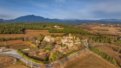 Vista aérea del pueblo de Cabanelles y su entorno rural en un pequeño pueblo.