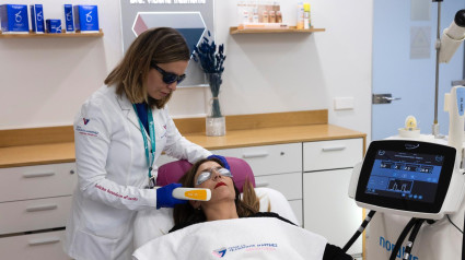 La doctora Victoria Trasmonte realizando un tratamiento