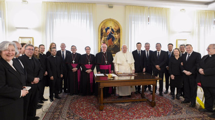 Su Santidad el Papa Francisco recibe en audiencia privada a la delegación sevillana encabezada por el arzobispo de Sevilla José Angel Saiz Meneses