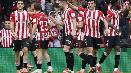 Los jugadores del Athletic celebran el 2-0 de Sancet.