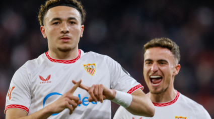 Vargas celebra el gol del empate del Sevilla frente al Barcelona