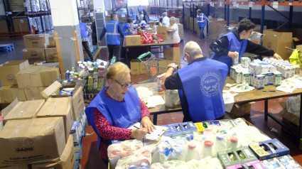 Voluntarios del Banco de Alimentos en el almacén de Vigo