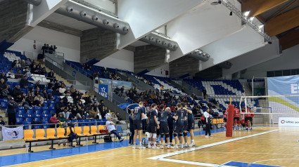 Los jugadores del Voley Palma, en un tiempo muerto