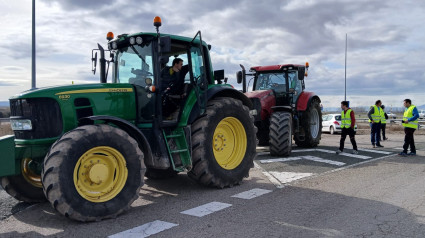 Uno de los tractores que han protagonizado una marcha lenta en A-23 en Calamocha.