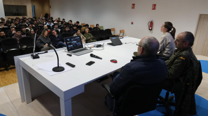 Alumnos de As Mercedes siguieron con interés las explicaciones de científicos y militares sobre la vida en esta base ubicada cerca de la Antártida