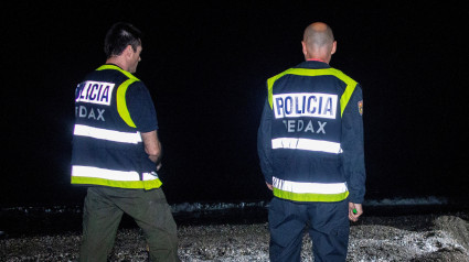 Dos agentes TEDAX, de espaldas, en Granada