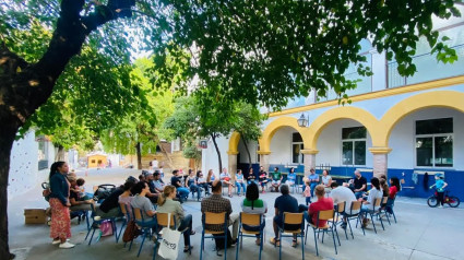 Reunión de las familias en el patio del centro