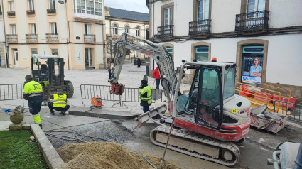 Los vecinos del centro histórico duda de que la empresa concesionaria acabe en plazo las obras en Bolaño Rivadeneira