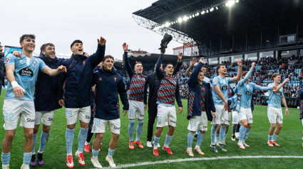 Celebración de los jugadores del Celta con Balaídos tras ganar al Betis