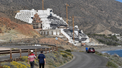 Una experta explica los daños ambientales que ha causado la construcción de El Algarrobico