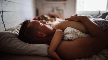 Padre e hijo durmiendo en la cama