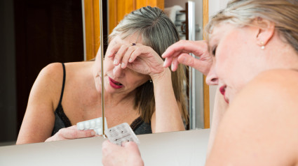 Mujer tomando pastillas