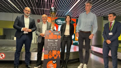 Aridany Romero y Antonio Morales, posan con el trofeo de la Copa del Rey de Baloncesto