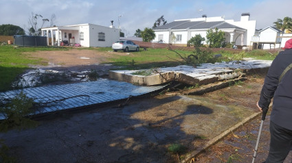 La valla de una casa derribada por el tornado en Huelva