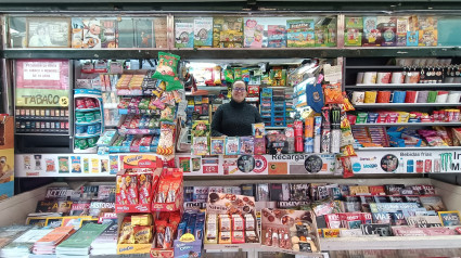 Estefanía Moreno, al frente del kiosko ubicado en la Plaza del Príncipe