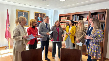 El alcalde y la decana del Colegio de Abogados de Lorca durante el acto de presentación del convenio anti ocupación