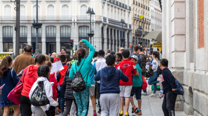 Niños pequeños caminando por la calle en Madrid