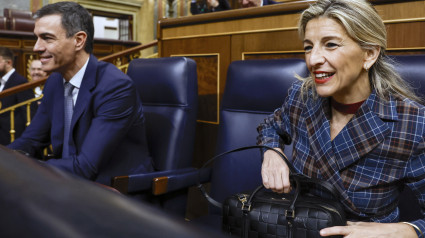 El presidente del Gobierno, Pedro Sánchez, y la vicepresidenta segunda y ministra de Trabajo, Yolanda Díaz, durante la primera sesión de control al Ejecutivo del año, este miércoles en el Congreso