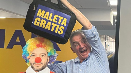 Michael O'Leary posa con la imagen del ministro Pablo Bustinduy disfrazado de payaso