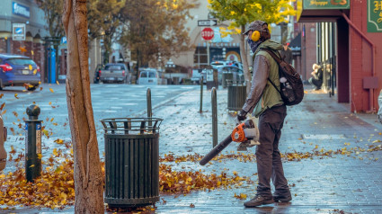 El riesgo desconocido que hay detrás de los sopladores de hojas para limpiar las calles de Valladolid: “Acabamos respirando”