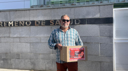 José Hernández a la entrega de las firmas.