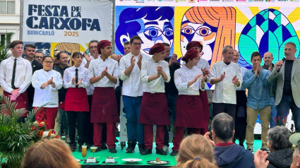 Estudiantes del CIPFP Benicarló durante el Mercat Gastronómic de la Carxofa de Benicarló