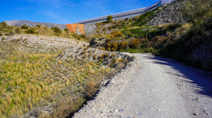 Con fondos del PFEA el Ayuntamiento de Motril arregla el Camino de El Colorao