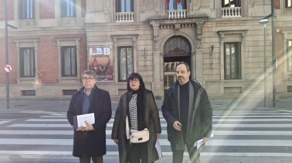 Eduardo López Dóriga, de Sociedad Civil Navarra; Olga Izquierdo, de Anvite; y Miguel Cornejo, de Pompaelo, durante la presentación de la Mesa Cívica por la Libertad y la Democracia. - EUROPA PRESS