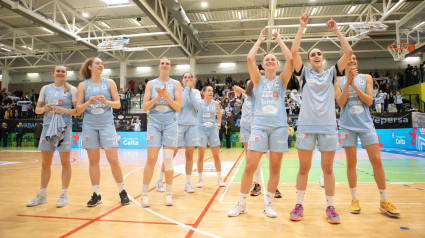 Las jugadoras del Celta celebran la victoria en Navia frente a Estudiantes