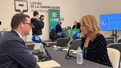 Pilar Miranda, alcaldesa de Huelva, con motivo del Día Mundial de la Radio