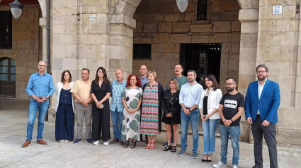 El equipo de gobierno del Ayuntamiento de Avilés tras su formación después de las elecciones