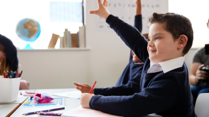 Un niño con síndrome de Down durante la clase en un colegio