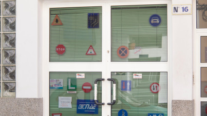 Oficina de profesores de conducción en Corralejo Fuerteventura, Islas Canarias España, señales de tráfico en la fachada de la puerta de cristal