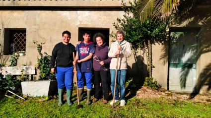 Algunos de los participantes del huerto urbano que Cáritas tiene en Ferrol