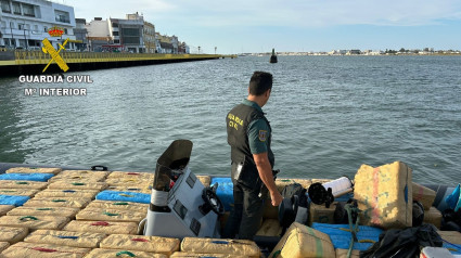 (Foto de ARCHIVO)Imagen de la droga y la nacolancha intervenidas este jueves en Ayamonte (Huelva).REMITIDA / HANDOUT por GUARDIA CIVILFotografía remitida a medios de comunicación exclusivamente para ilustrar la noticia a la que hace referencia la imagen, y citando la procedencia de la imagen en la firma12/9/2024