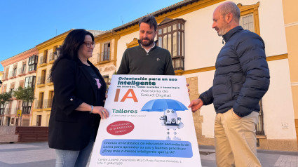 El concejal de Talento Joven, en el centro, durante la presentación de la nueva asesoría de salud digital