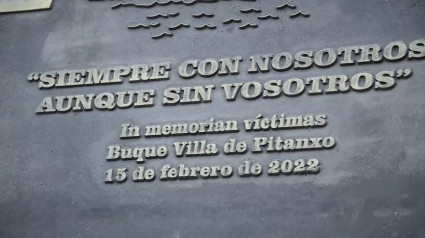 Placa de homenaje a los fallecidos en el Villa de Pitanxo